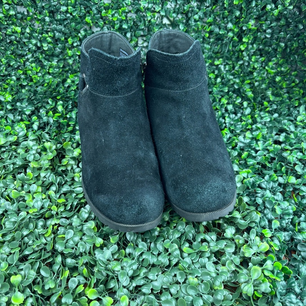 TEVA ANKLE SUEDE BUCKLE BOOTS SIZE 10 WOMAN